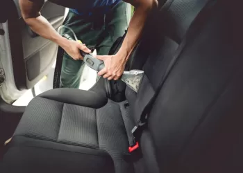 Wat Wordt Overwogen Bij Auto Interieur Reiniging?